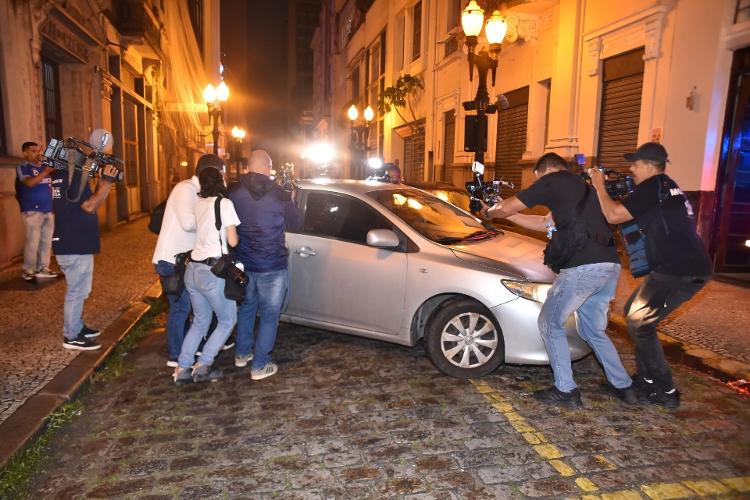 Robinho é preso por agentes da Polícia Federal, em Santos