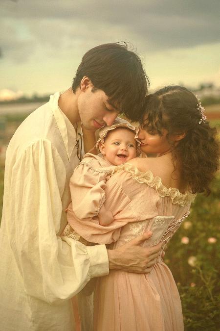 A cearense Isabelle Abreu, 26, posa com o namorado Gabriel Félix, 27, e a filha, Amelie, de 6 meses