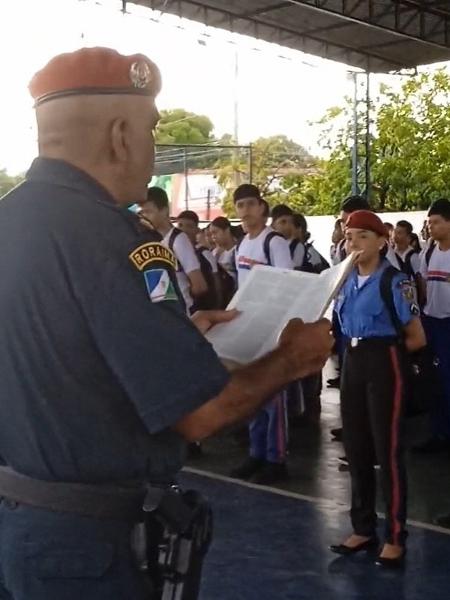 Policial lê trecho de Bíblia em encontro devocional em escola de Roraima