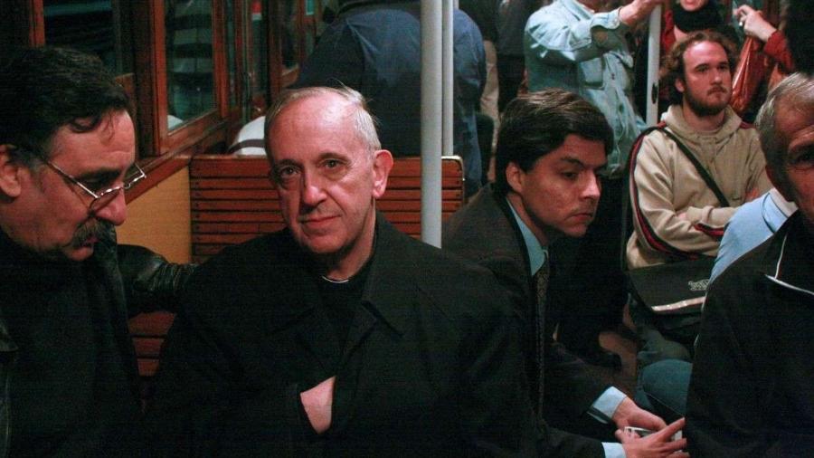 Foto de em 2008 mostra o então cardeal Jorge Bergoglio andando de metrô em Buenos Aires Foto de em 2008 mostra o então cardeal Jorge Bergoglio andando de metrô em Buenos Aires