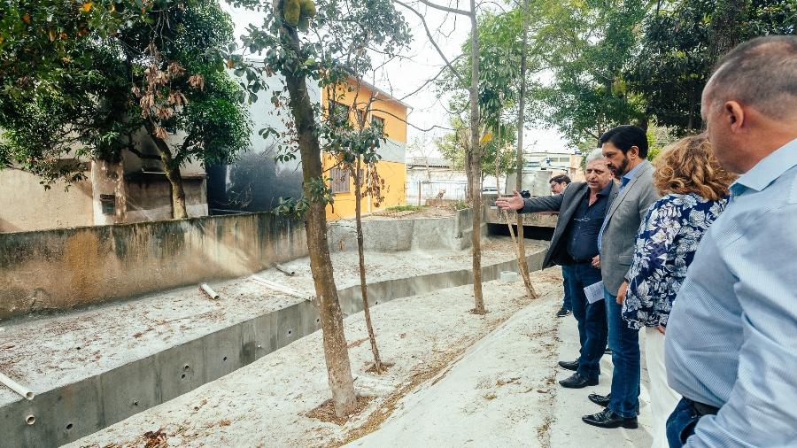 O prefeito Ricardo Nunes (MDB) e o secretário da Siurb Marcos Monteiro na inauguração de um trecho de córrego feito pela F.F.L, na Vila Industrial, zona leste da cidade