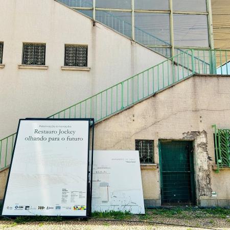 Placas das obras de restauro largadas ao lado das arquibancadas