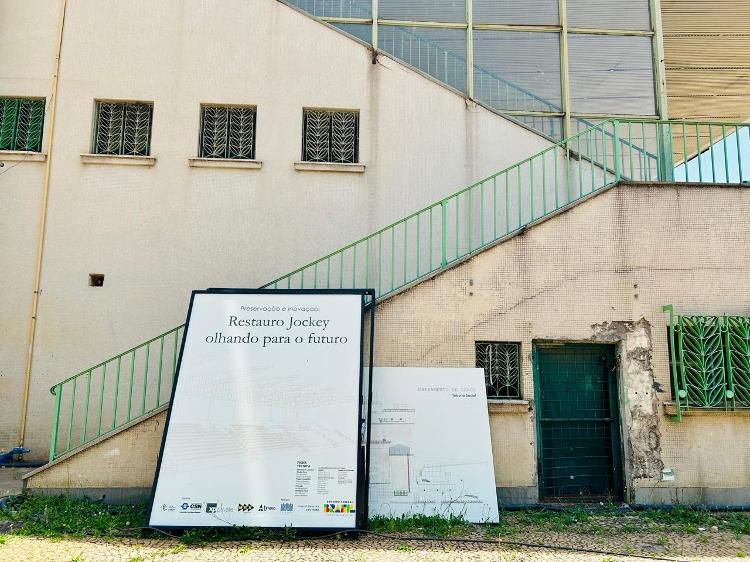 16.out.2025 | Placas do projeto de restauração largadas entre as Tribunas 1 e 2 do Jockey Club