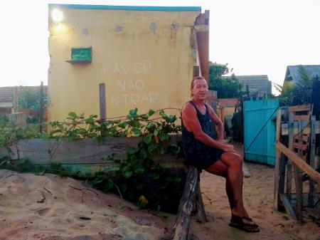 Nina Gonçalves vive no que restou de uma casa e luta diariamente contra a areia que cerca  o terreno, em Atafona (RJ) - Mariana Costa/UOL - Mariana Costa/UOL