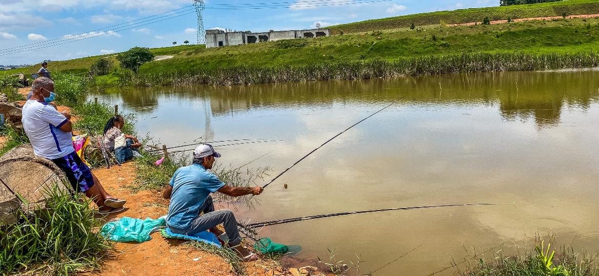 População de Itaquaquecetuba (SP) pesca em lago que seria parte do cemitério Corinthians Para Sempre na cidade - Edson Lopes Jr./UOL