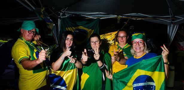 Acampamento bolsonarista em frente ao Comando Militar do Sul, em Porto Alegre