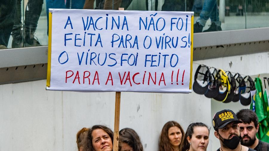 Manifestantes antivacina fazem protesto na frente do Palácio Piratini, em Porto Alegre, em 20 de outubro de 2021 - Agência Enquadrar