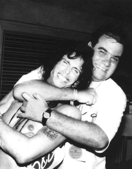 Luiz Oscar Niemeyer abraça Steven Tyler, vocalista do Aerosmith, que se apresentou no Hollywood Rock em 1994