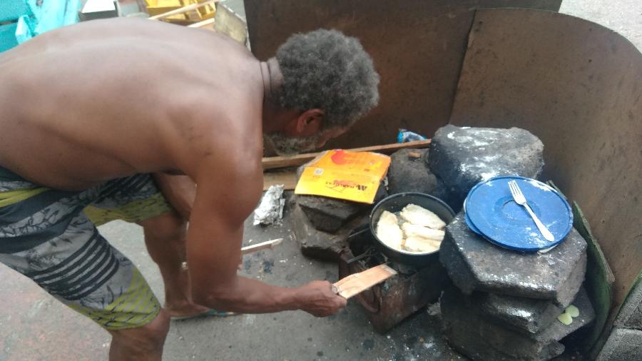 Daniel Pereira cozinha com madeira e até doa pallets na vizinhança do Ceasa - Henrique Santiago/UOL