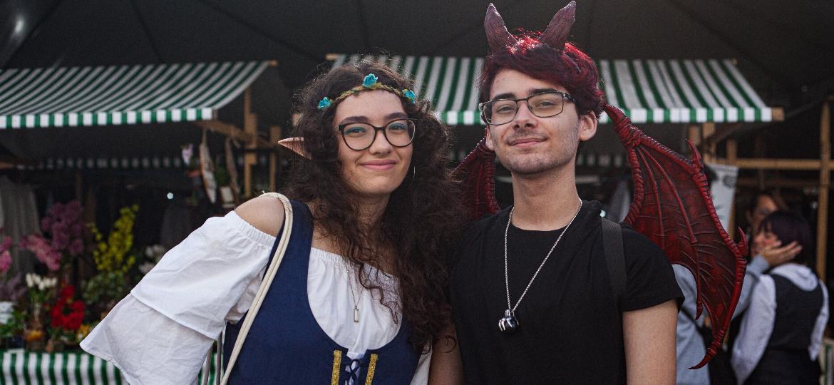 Emanuelle Marques, 20, e Lucas Flores, 20, na Feira Medieval Midgard, na Barra da Tijuca, no Rio - Fabiana Batista/UOL