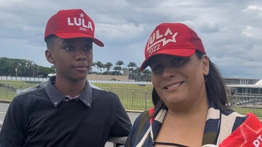 Islandy Pereira e o filho João Pedro, de 13 anos, vieram do Espírito Santo para ver a posse de Lula em Brasília - Ananda Portela/UOL