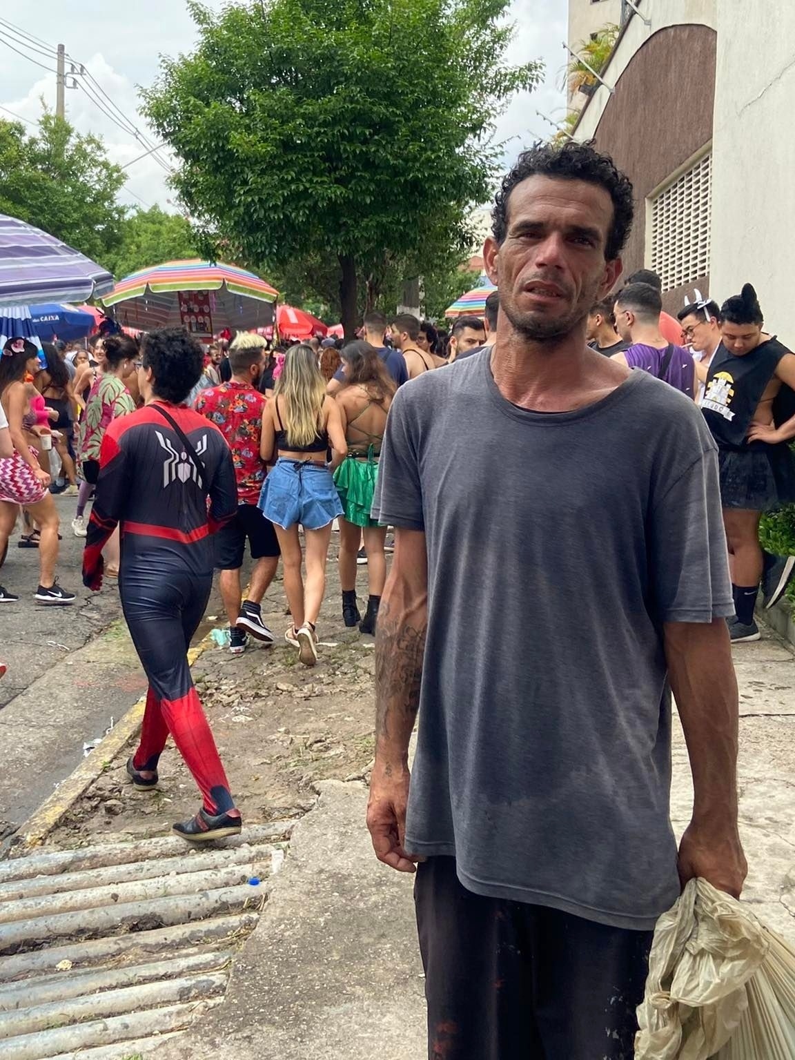 Catador anda 9km para recolher recicláveis na madrugada de Carnaval em SP -  19022023 - UOL TAB