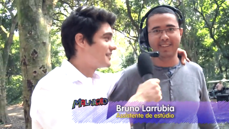 Bruno Larrubia (à dir.), creditado como assistente de estúdio em vídeo de bastidores de "Malhação: Intensa Como a Vida", da Globo, em 2013 - Reprodução/Gshow