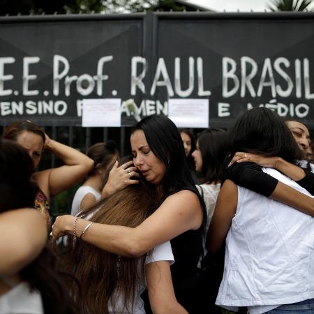 Familiares e amigos se abraçam em ato diante da escola que foi palco de massacre em Suzano (SP) - Ueslei Marcelino/Reuters