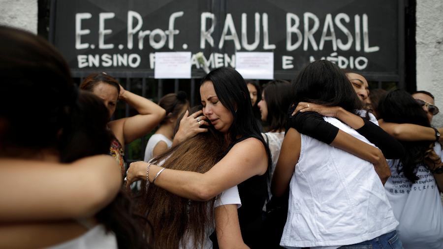 Familiares e amigos dão abraço simbólico em ato diante da escola que foi palco de massacre em Suzano (SP) - Ueslei Marcelino/Reuters