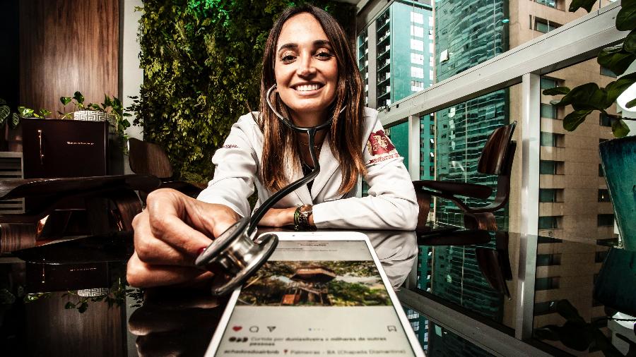 A médica Larissa Pereira criadora da página Achados do Airbnb, que auxilia os visitantes com dicas sobre os tesouros escondidos no aplicativo   - Fernando Moraes/ UOL