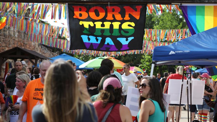 People take part in the inaugural Gay Pride festival in support of the LGBT community in Batesville, Arkansas, U.S., June 22, 2019. REUTERS/Jim Urquhart - Jim Urquhart/Reuters