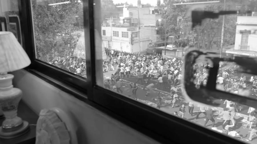 Cena de "Roma": de uma janela, a história trágica do México - Divulgação