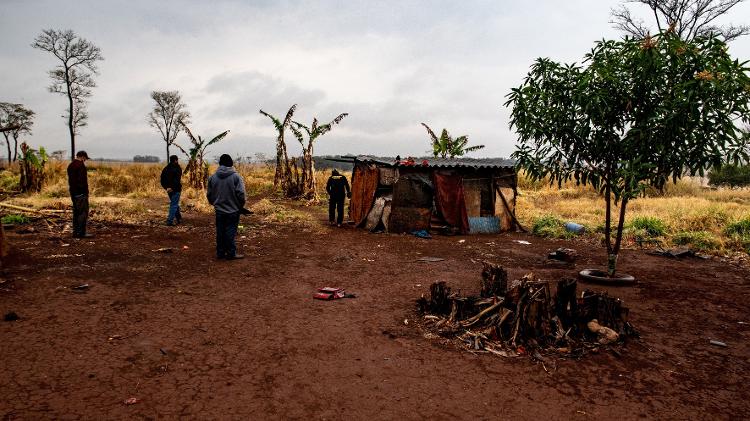 Patrulha comunitária indígena vistoria casa onde morava o tio de Raissa, na Aldeia Bororó - José Medeiros/UOL - José Medeiros/UOL