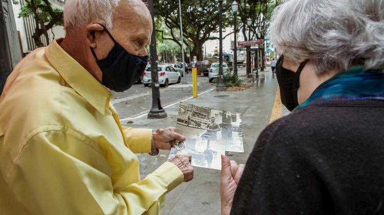 Salvador Neves fala com antiga cliente - Mariana Pekin/UOL - Mariana Pekin/UOL
