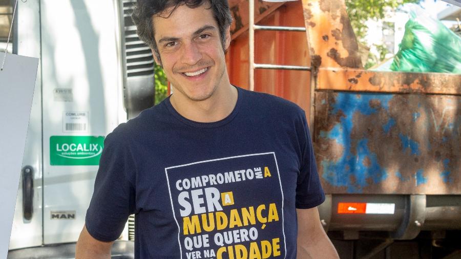 Ator Mateus Solano diz que o principal objetivo de ações como mutirões de despoluição de canais e lagoas é "limpar a cabeça" das pessoas para o descarte correto de lixo - Andréia Lago/Eder Content/UOL