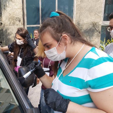 Marina Ferrarezi busca digitais em uma dinâmica do curso de perícia criminal. Estudante de Biomedicina, quer seguir carreira de perita e adora assistir vídeos no YouTube sobre crimes verdadeiros - Marie Declercq/UOL