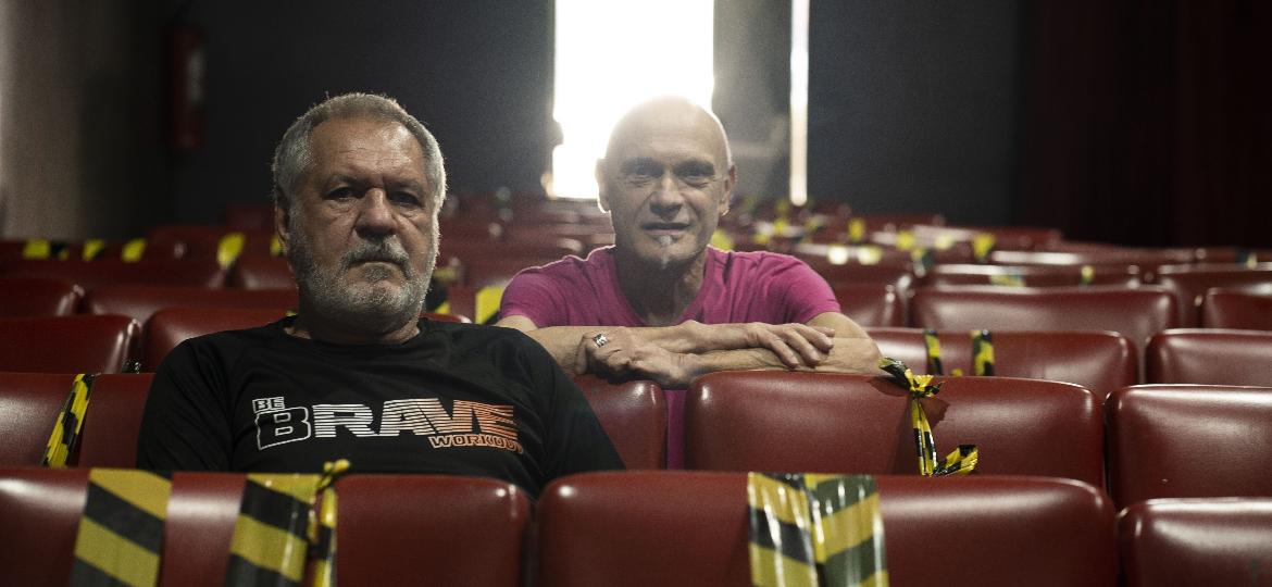 Paulo Sperandio (à esq.) e Luiz Sichieroli, proprietários do cinema pornô Ponto Zen, no centro de São Paulo - André Porto/UOL