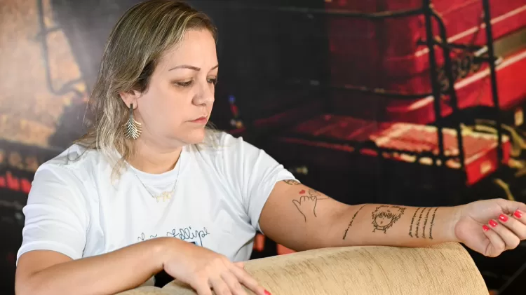 Larissa exibe tatuagens em memória do filho - Cristiano Borges/UOL - Cristiano Borges/UOL