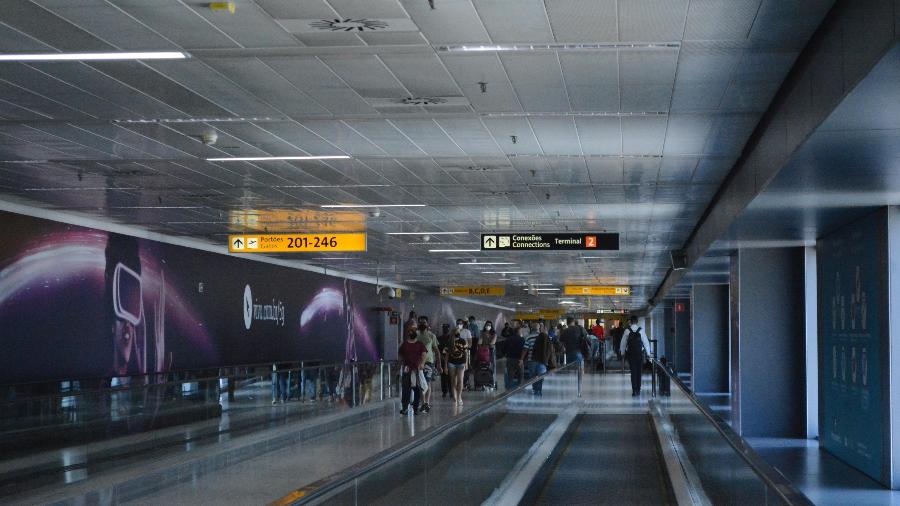 Movimentação no aeroporto Internacional de São Paulo, em Guarulhos - João Nogueira/Futura Press/Folha