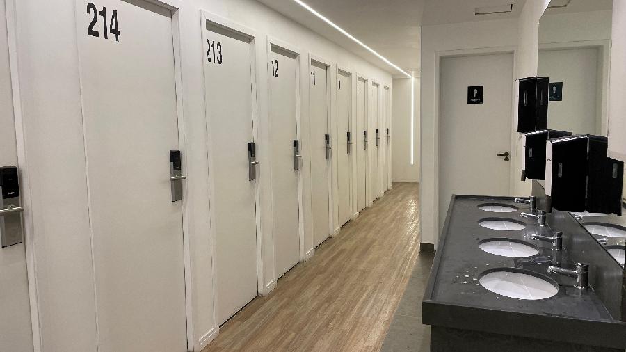 Quartos enfileirados em frente à bancada com pias coletivas: hostel na Paulista com a Consolação é limpo mas barulhento - Luciana Bugni/UOL