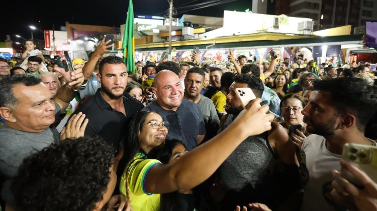 Militante tira foto com o prefeito eleito de Cuiabá durante festa no centro da cidade