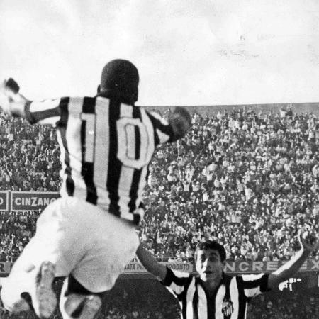 Pelé e Clodoaldo comemoram gol do Santos, em 1971 - Folhapress