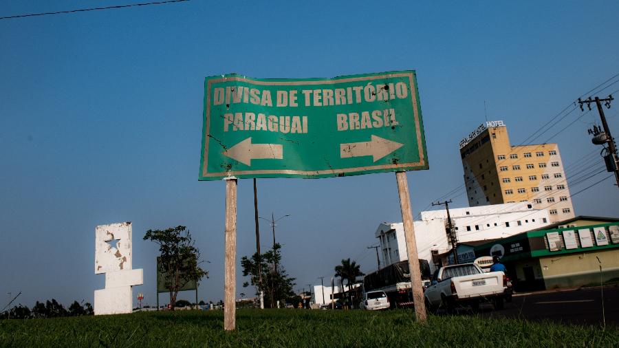 Placa da fronteira entre as cidades de Ponta Porã (MS) e Pedro Juan Caballero (Paraguai) - José Medeiros/UOL