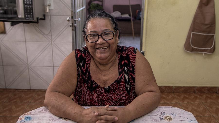 Sueli Alves da Luz, na cozinha de sua casa no bairro de Guaianases, na zona leste de São Paulo - Gsé Silva/UOL