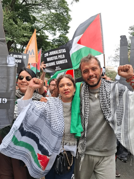 A deputada Mônica Seixas (PSOL-SP) e o ativista Thiago Ávila no ato pró-Palestina em São Paulo neste domingo (15) A deputada Mônica Seixas (PSOL-SP) e o ativista Thiago Ávila no ato pró-Palestina em São Paulo neste domingo (15)
