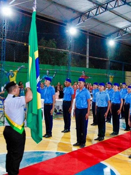 Alunos da Escola Municipal Cívico-Militar José D´Ávila Pinto, em São Francisco (MG)