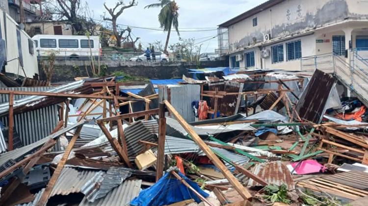 Destroços de casas após a passagem do ciclone Chido em Mayotte, departamento ultramarino francês na África