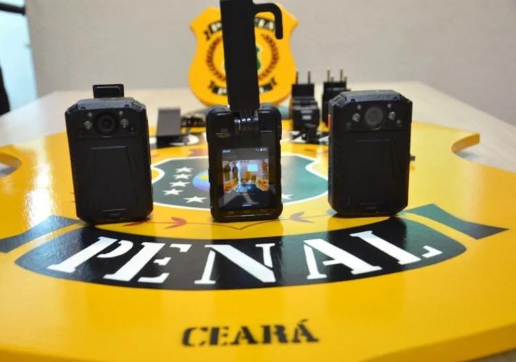 Câmeras corporais usadas por policiais penais no Ceará