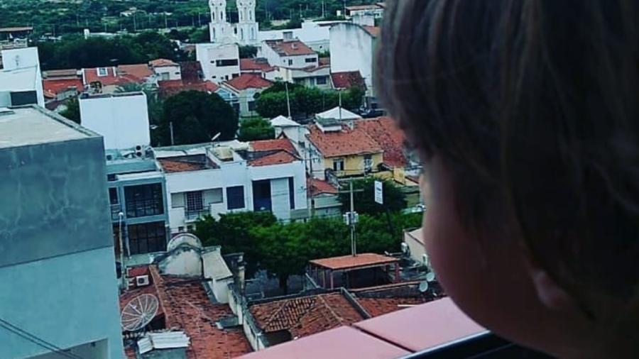 Filho da funcionária pública Ana Faria olha pela janela de casa. A foto integra o acervo do projeto #memóriascovid19 da Unicamp - Arquivo pessoal