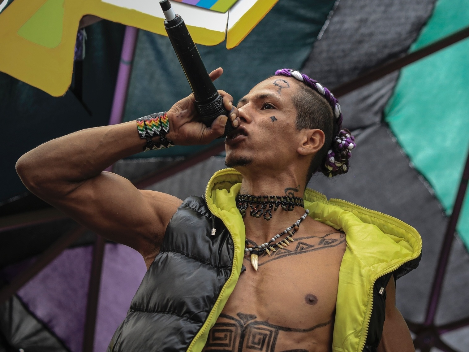 Comanche: A ascensão de um talento do rap brasileiro e suas mensagens  impactantes