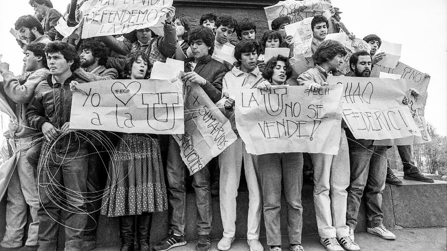 Estudantes se acorrentam no monumento do general Baquedano durante a ditadura de Augusto Pinochet, contra a privatização da Universidade do Chile, em 1987. A irmã do fotógrafo foi presa na manifestação - Paulo Slachevsky/UOL