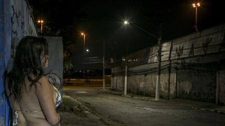 Mirella* começou a se prostituir nos últimos meses para ajudar a pagar uma dívida com agiota - Keiny Andrade/UOL - Keiny Andrade/UOL