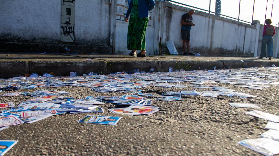 06.out.2024 - Santinhos jogados na rua em dia de eleição no Rio de Janeiro