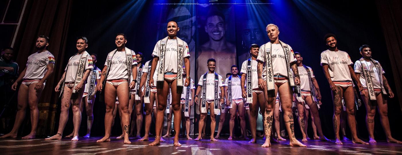 Participantes do primeiro concurso de beleza de homens transexuais desfilam no palco do Teatro Santo Agostinho em SP - Fernando Moraes/UOL
