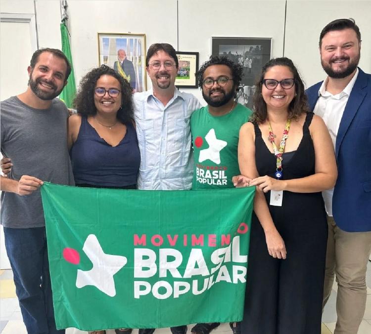 O secretário de Atenção Primária, Felipe Proenço de Oliveira, posa com representantes do Movimento Popular Brasil
