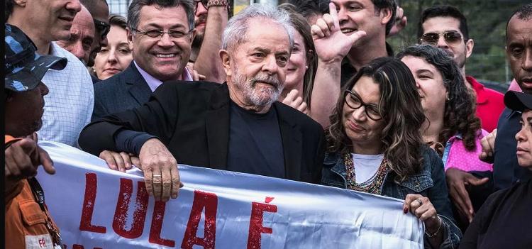 Lula e Janja em frente a vigília em Curitiba, em 2019, após o petista deixar a prisão 