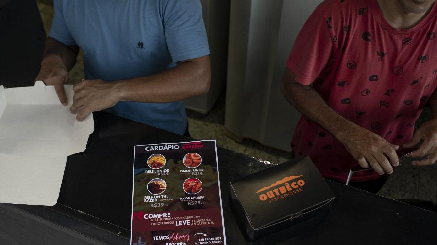 Cardápio e embalagens do Outbêco, rede carioca de restaurantes inspirada no Outback - Lucas Landau/UOL