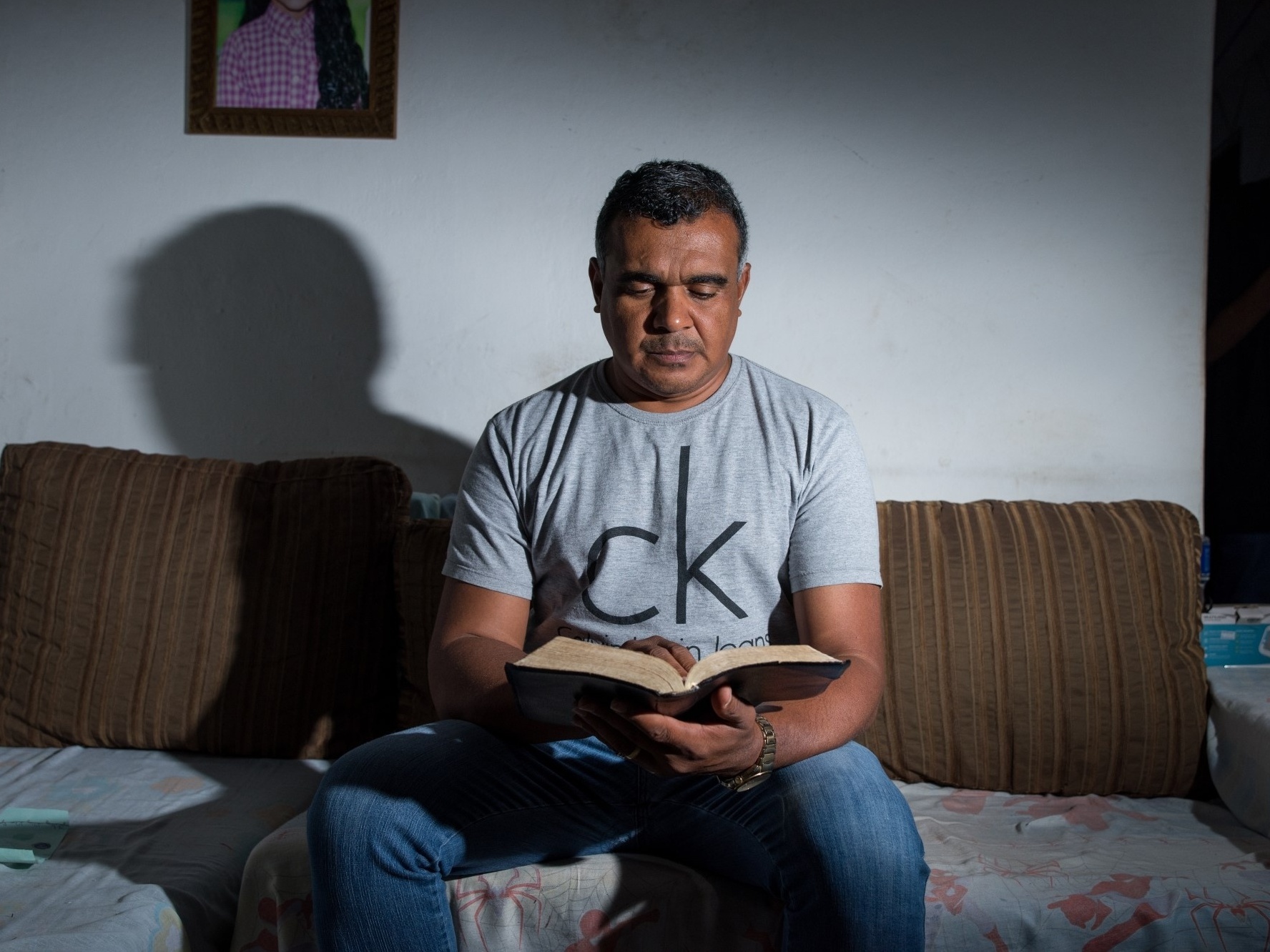 Fiel baleado é retrato do país que levou fanatismo político para o templo