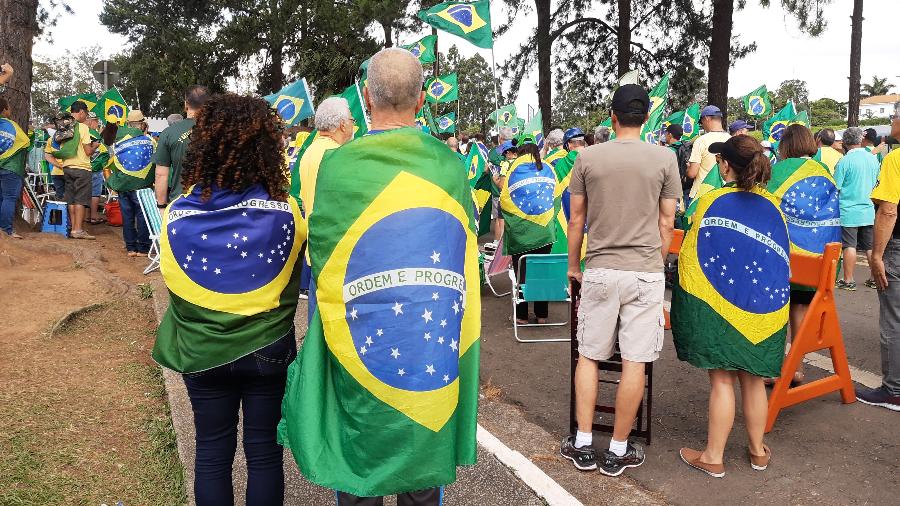 Desde 31 de outubro, bolsonaristas protestam em frente ao quartel do GAC, em Jundiaí (SP). Durante a estreia do Brasil na Copa do Qatar, vaiavam a cada gol da Seleção - Felipe Pereira/UOL