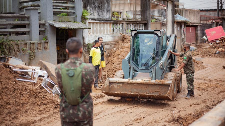 Escavadeira Bobcat operada por oficiais do Exército, no fim da rua Alfredo Schilick, em Petrópolis (RJ) - Fabiana Batista/UOL